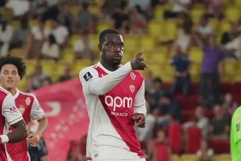 الدوري الفرنسي.. موناكو يكتسح ميتز.. وباريس يسقط أمام ستراسبورج